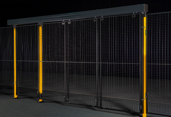 Triple sliding door with 3-step rail – adaptability in case of limited space 