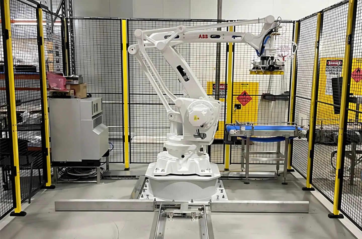 Industrial robotic palletiser and depalletiser handling goods on conveyor line